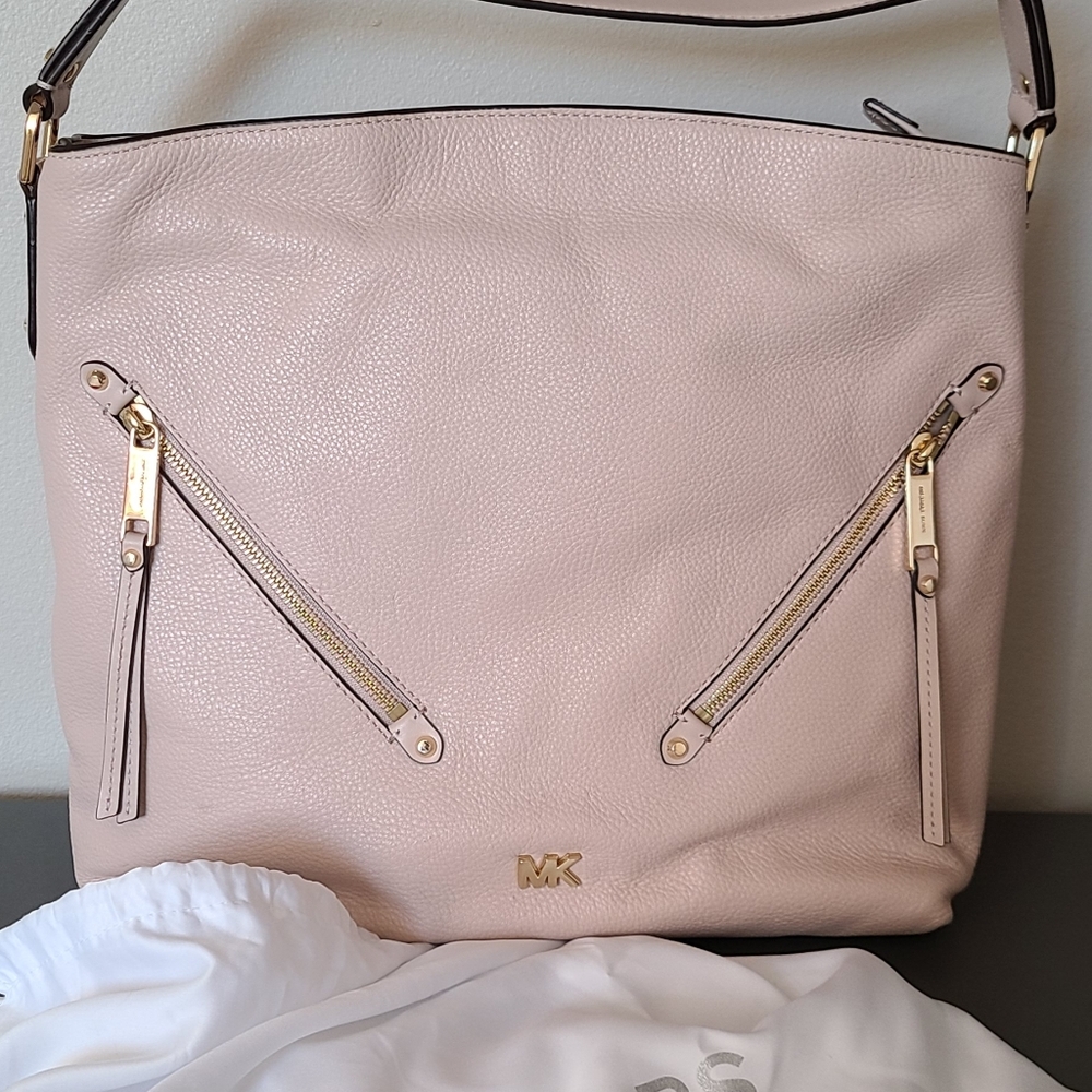 Michael Kors Evie large pebbled leather hobo shoulder bag in a soft pink - Picture 2 of 12